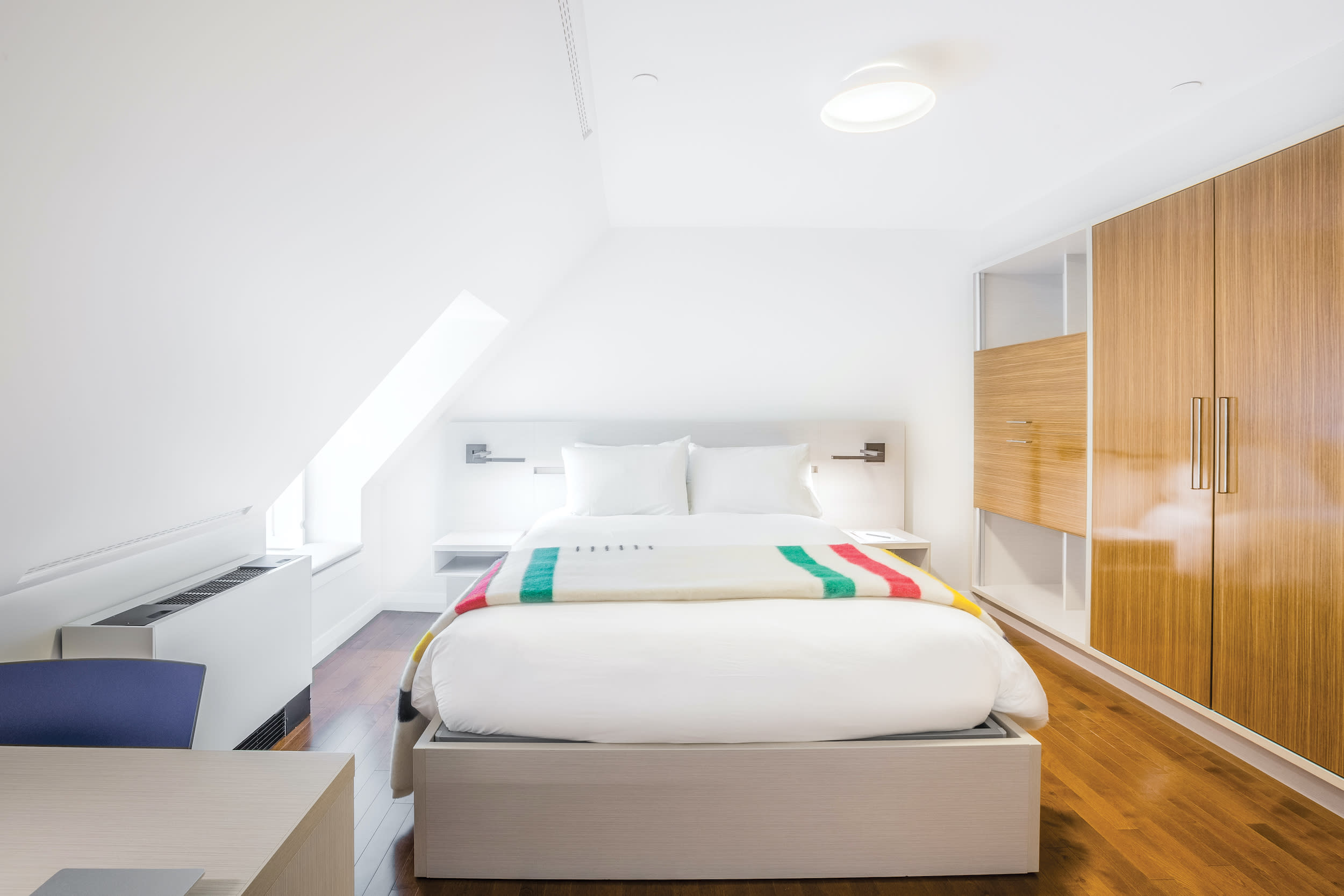 Le Monastere des Augustines Contemporary Room